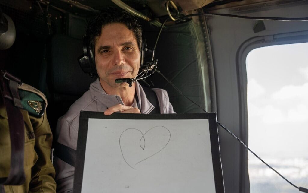 עופר קלדרון במסוק בדרכו למרכז הרפואי שיבא בתל השומר, 1 בפברואר 2023 (צילום: דובר צה"ל) עופר קלדרון במסוק בדרכו למרכז הרפואי שיבא בתל השומר, 1 בפברואר 2023 (צילום: דובר צה"ל)