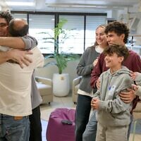 עופר קלדרון עם אחיו ניסן כשליצדם ילדיו של עופר, גאיה, רותם, סהר וארז, במרכז הרפואי שיבא בתל השומר, 1 בפברואר 2025 (צילום: מעיין טואף / לע"מ) עופר קלדרון עם אחיו ניסן כשליצדם ילדיו של עופר, גאיה, רותם, סהר וארז, במרכז הרפואי שיבא בתל השומר, 1 בפברואר 2025 (צילום: מעיין טואף / לע"מ)