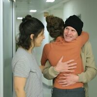 קית' סיגל מלווה באשתו אביבה במפגש ראשון עם בנותיו. 1 בפברואר 2025 (צילום: רונן חריש / לע"מ) קית' סיגל מלווה באשתו אביבה במפגש ראשון עם בנותיו. 1 בפברואר 2025 (צילום: רונן חריש / לע"מ)