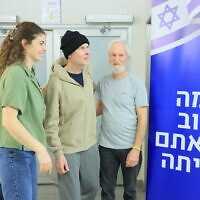 קית' סיגל מלווה באשתו אביבה במפגש ראשון עם בנותיו. 1 בפברואר 2025 (צילום: רונן חריש / לע"מ) קית' סיגל מלווה באשתו אביבה במפגש ראשון עם בנותיו. 1 בפברואר 2025 (צילום: רונן חריש / לע"מ)