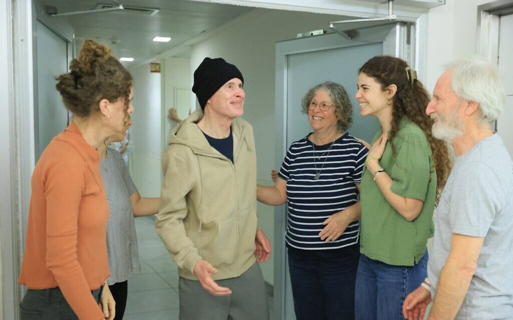 קית' סיגל מלווה באשתו אביבה במפגש ראשון עם בנותיו. 1 בפברואר 2025 (צילום: רונן חריש / לע"מ) קית' סיגל מלווה באשתו אביבה במפגש ראשון עם בנותיו. 1 בפברואר 2025 (צילום: רונן חריש / לע"מ)
