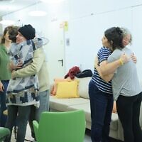 קית' סיגל מלווה באשתו אביבה במפגש ראשון עם בנותיו. 1 בפברואר 2025 (צילום: רונן חריש / לע"מ) קית' סיגל מלווה באשתו אביבה במפגש ראשון עם בנותיו. 1 בפברואר 2025 (צילום: רונן חריש / לע"מ)