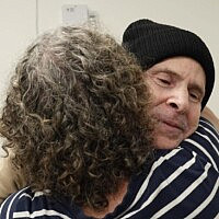 קית' סיגל נפגש עם אשתו אביבה, בנקודת הקליטה הראשונית בישראל. 1 בפברואר 2025 (צילום: דובר צה קית' סיגל נפגש עם אשתו אביבה, בנקודת הקליטה הראשונית בישראל. 1 בפברואר 2025 (צילום: דובר צה
