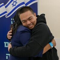 סוראסאק לאמנאו, ששוחרר מהשבי, נפגש עם אימו במרכז הרפואי שמיר בבאר יעקב, 4 בפברואר 2025 (צילום: מעיין טואף / לע"מ) סוראסאק לאמנאו, ששוחרר מהשבי, נפגש עם אימו במרכז הרפואי שמיר בבאר יעקב, 4 בפברואר 2025 (צילום: מעיין טואף / לע"מ)