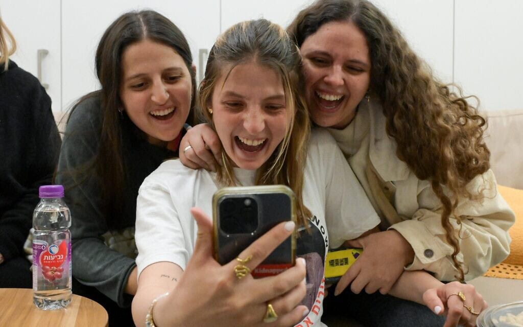 בנותיו של אוהד בן עמי משוחחות איתו עם שובו ארצה משבי חמאס. 8 בפברואר 2025 (צילום: דובר צה״ל ) בנותיו של אוהד בן עמי משוחחות איתו עם שובו ארצה משבי חמאס. 8 בפברואר 2025 (צילום: דובר צה״ל )
