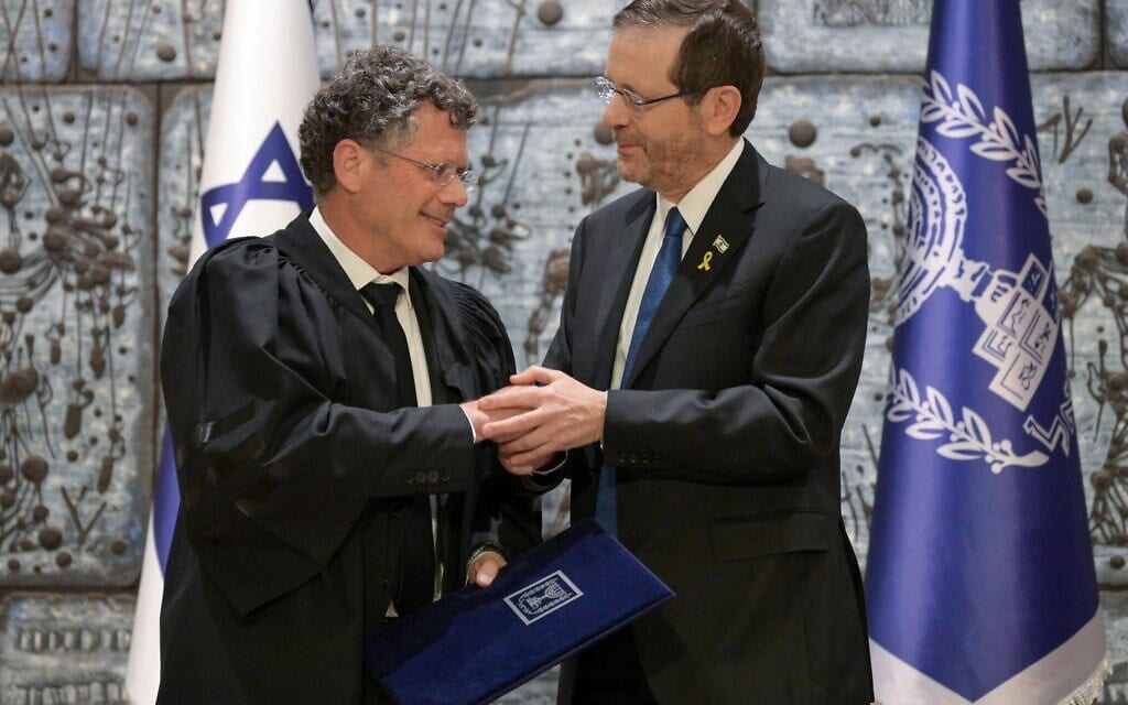 הנשיא יצחק הרצוג מעניק את כתב המינוי לנשיא בית המשפט העליון יצחק עמית, 13 בפברואר 2025 (צילום: מעיין טואף / לע"מ) הנשיא יצחק הרצוג מעניק את כתב המינוי לנשיא בית המשפט העליון יצחק עמית, 13 בפברואר 2025 (צילום: מעיין טואף / לע"מ)