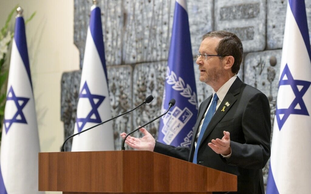 הנשיא יצחק הרצוג בטקס הצהרת האמונים של יצחק עמית כנשיא בית המשפט העליון, 13 בפברואר 2025 (צילום: מעיין טואף/לע"מ) הנשיא יצחק הרצוג בטקס הצהרת האמונים של יצחק עמית כנשיא בית המשפט העליון, 13 בפברואר 2025 (צילום: מעיין טואף/לע"מ)