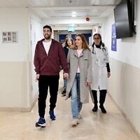 שגיא דקל חן מלווה באשתו אביטל, במפגש ראשון עם אחיותיו אופיר ודותן, בבית החולים שיבא. 15 בפברואר 2025 (צילום: אבי אוחיון / לע"מ) שגיא דקל חן מלווה באשתו אביטל, במפגש ראשון עם אחיותיו אופיר ודותן, בבית החולים שיבא. 15 בפברואר 2025 (צילום: אבי אוחיון / לע"מ)