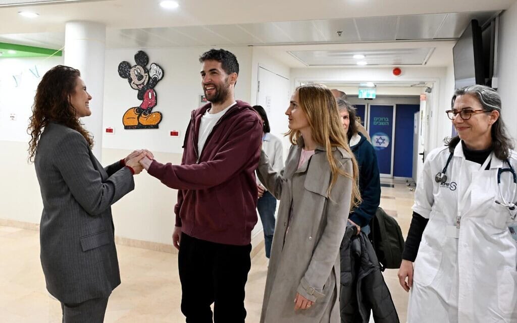 שגיא דקל חן מלווה באשתו אביטל, במפגש ראשון עם אחיותיו אופיר ודותן, בבית החולים שיבא. 15 בפברואר 2025 (צילום: אבי אוחיון / לע"מ) שגיא דקל חן מלווה באשתו אביטל, במפגש ראשון עם אחיותיו אופיר ודותן, בבית החולים שיבא. 15 בפברואר 2025 (צילום: אבי אוחיון / לע"מ)