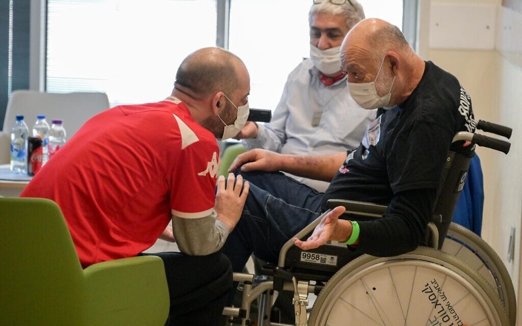 יאיר הורן במפגש עם אביו יצחק בבית החולים איכילוב. 15 בפברואר 2025 (צילום: עוז שכטר / לע"מ) יאיר הורן במפגש עם אביו יצחק בבית החולים איכילוב. 15 בפברואר 2025 (צילום: עוז שכטר / לע"מ)