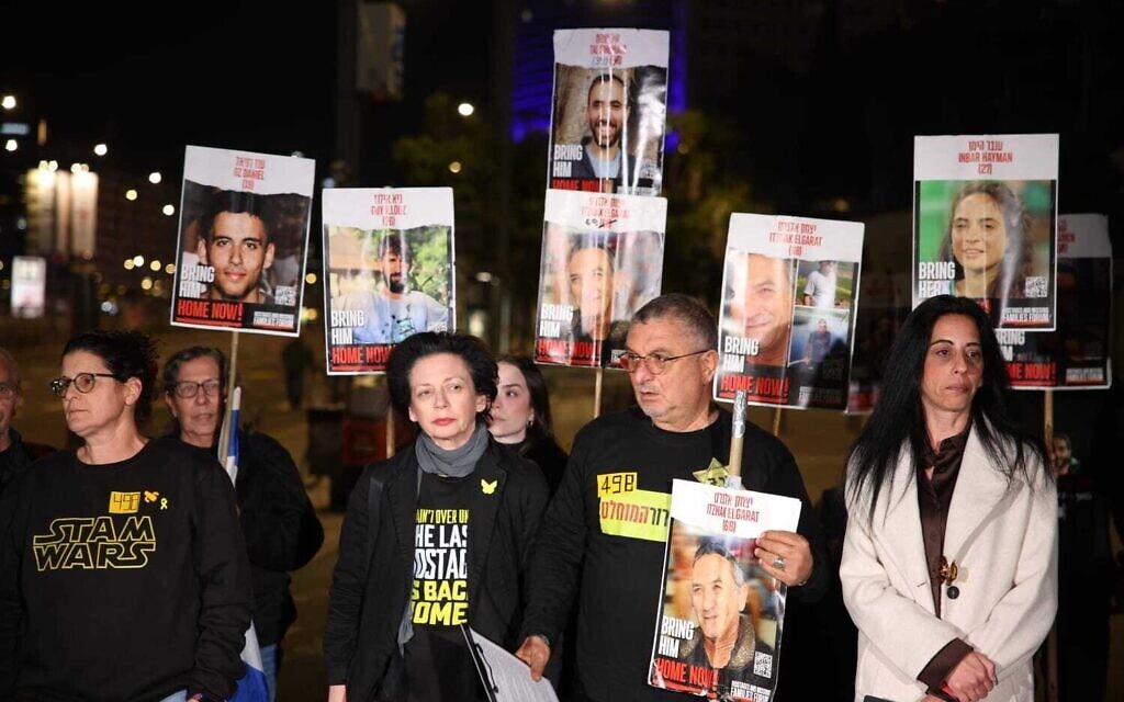 עינב צנגאוקר, אמו של החטוף מתן צנגאוקר, מימין, ודני אלגרט, אחיו של איציק אלגרט, בהפגנה בדרך בגין ב־15 בפברואר 2025 (צילום: יורם שפירר) עינב צנגאוקר, אמו של החטוף מתן צנגאוקר, מימין, ודני אלגרט, אחיו של איציק אלגרט, בהפגנה בדרך בגין ב־15 בפברואר 2025 (צילום: יורם שפירר)