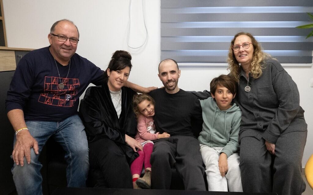 טל שהם עם משפחתו במתקן הצבאי ליד קיבוץ רעים, 22 בפברואר 2025 (צילום: דובר צה"ל) טל שהם עם משפחתו במתקן הצבאי ליד קיבוץ רעים, 22 בפברואר 2025 (צילום: דובר צה"ל)