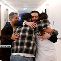 עומר שם טוב נפגש עם אחיו עמית ודנה לראשונה מאז שוחרר מהשבי, כשלצידם הוריהם שלי ומלכי, בבית החולים בילינסון בפתח תקווה, 22 בפברואר 2025 (צילום: אבי אוחיון / לע"מ) עומר שם טוב נפגש עם אחיו עמית ודנה לראשונה מאז שוחרר מהשבי, כשלצידם הוריהם שלי ומלכי, בבית החולים בילינסון בפתח תקווה, 22 בפברואר 2025 (צילום: אבי אוחיון / לע"מ)