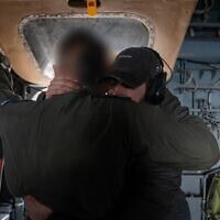 אלי-ה כהן עם הוריו ועם בת זוגו זיו עבוד במסוק חיל האוויר בדרכו לבית החולים, 22 בפברואר 2025 (צילום: דובר צה"ל) אלי-ה כהן עם הוריו ועם בת זוגו זיו עבוד במסוק חיל האוויר בדרכו לבית החולים, 22 בפברואר 2025 (צילום: דובר צה"ל)