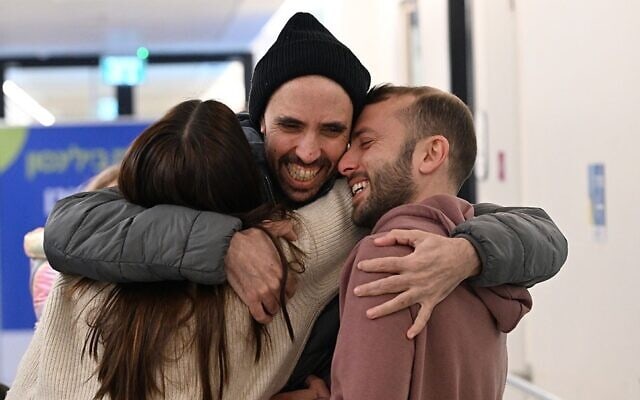 טל שהם עם בני משפחתו בבית החולים בילינסון בפתח תקווה, 22 בפברואר 2025 (צילום: חיים צח / לע"מ) טל שהם עם בני משפחתו בבית החולים בילינסון בפתח תקווה, 22 בפברואר 2025 (צילום: חיים צח / לע"מ)