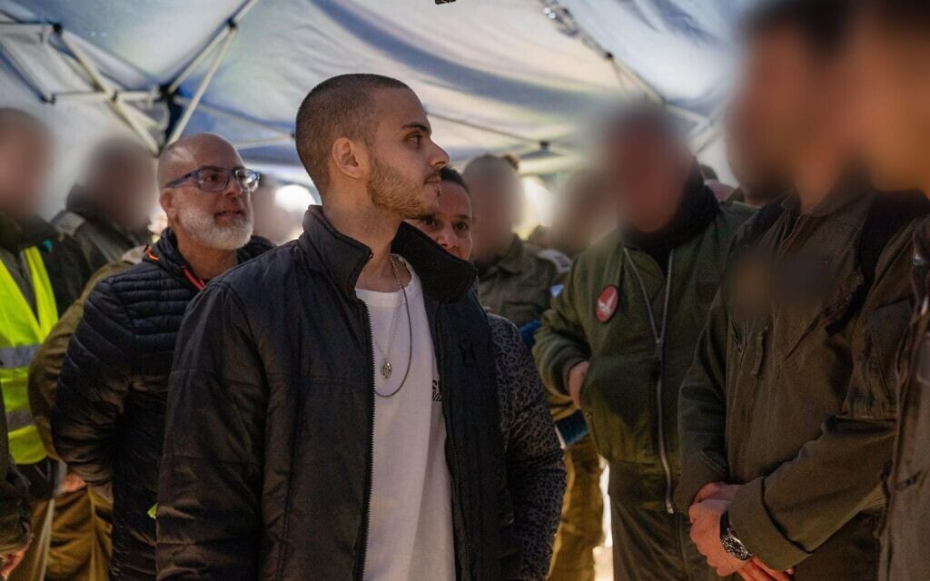 עומר ונקרט לאחר שחרורו מהשבי ברצועת עזה, 22 בפברואר 2025 (צילום: דובר צה"ל) עומר ונקרט לאחר שחרורו מהשבי ברצועת עזה, 22 בפברואר 2025 (צילום: דובר צה"ל)