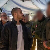 עומר ונקרט לאחר שחרורו מהשבי ברצועת עזה, 22 בפברואר 2025 (צילום: דובר צה"ל) עומר ונקרט לאחר שחרורו מהשבי ברצועת עזה, 22 בפברואר 2025 (צילום: דובר צה"ל)