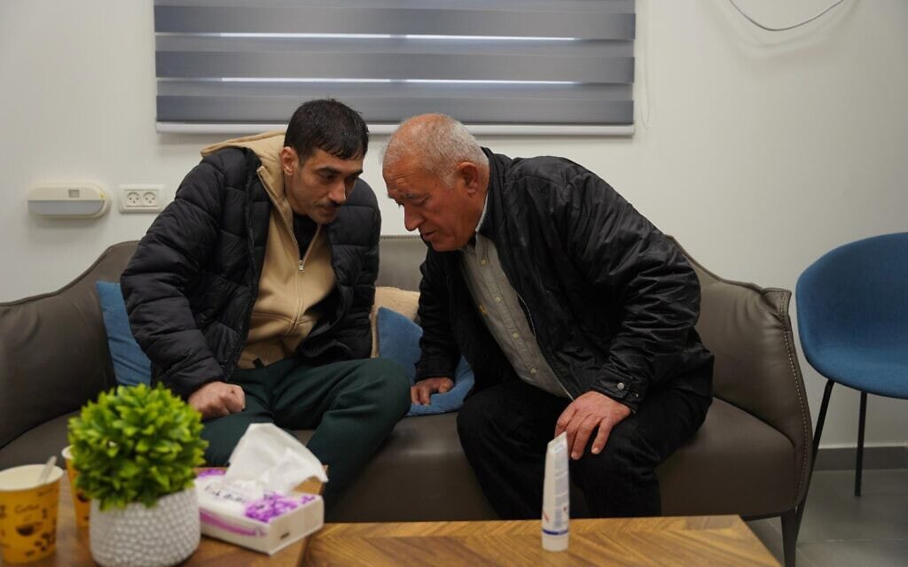 הישאם א-סייד ואביו שעבאן במתקן צה"ל ליד קיבוץ רעים, 22 בפברואר 2025 (צילום: דובר צה"ל) הישאם א-סייד ואביו שעבאן במתקן צה"ל ליד קיבוץ רעים, 22 בפברואר 2025 (צילום: דובר צה"ל)