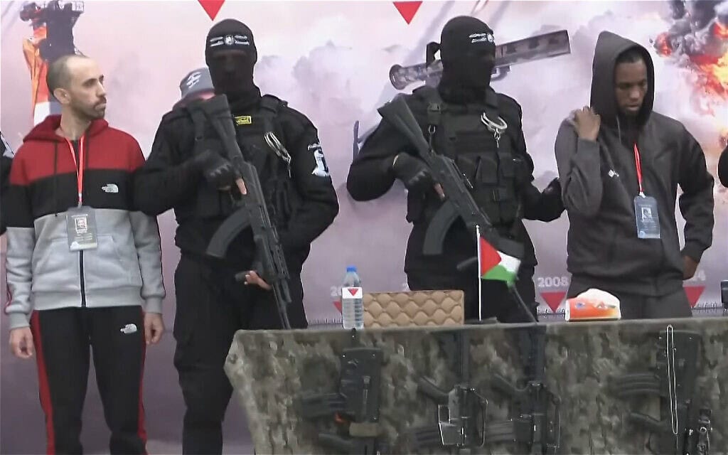 טל שוהם ואברה מנגיסטו בנקודת שחרור החטופים ברפיח, עזה, 22 בפברואר 2025 (צילום: צילום מסך) טל שוהם ואברה מנגיסטו בנקודת שחרור החטופים ברפיח, עזה, 22 בפברואר 2025 (צילום: צילום מסך)