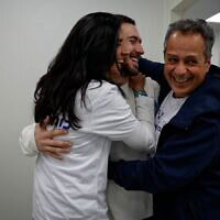 עומר שם טוב במפגש הראשון עם הוריו, מלכי ושלי, בנקודת הקליטה הראשונית בישראל, 22 בפברואר 2025 (צילום: דובר צה"ל) עומר שם טוב במפגש הראשון עם הוריו, מלכי ושלי, בנקודת הקליטה הראשונית בישראל, 22 בפברואר 2025 (צילום: דובר צה"ל)