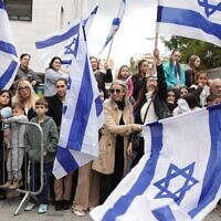 תושבים ממתינים בפתח תקווה לקבל את פניה של דניאלה גלבוע, 5 בפברואר 2025 (צילום: דוברות עיריית פתח תקווה) תושבים ממתינים בפתח תקווה לקבל את פניה של דניאלה גלבוע, 5 בפברואר 2025 (צילום: דוברות עיריית פתח תקווה)