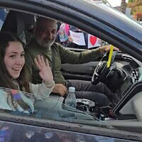 נעמה לוי עם אביה לאחר שחרורה מבית החולים בילינסון, 5 בפברואר 2025 (צילום: עיריית רעננה) נעמה לוי עם אביה לאחר שחרורה מבית החולים בילינסון, 5 בפברואר 2025 (צילום: עיריית רעננה)