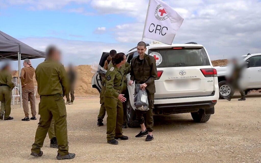 החטוף ששוחרר אור לוי מנופף בזמן ההעברה לצה"ל מידי הצלב האדום. 8 בפברואר 2025 (צילום: צילומסך מסרטון דובר צה״ל) החטוף ששוחרר אור לוי מנופף בזמן ההעברה לצה"ל מידי הצלב האדום. 8 בפברואר 2025 (צילום: צילומסך מסרטון דובר צה״ל)