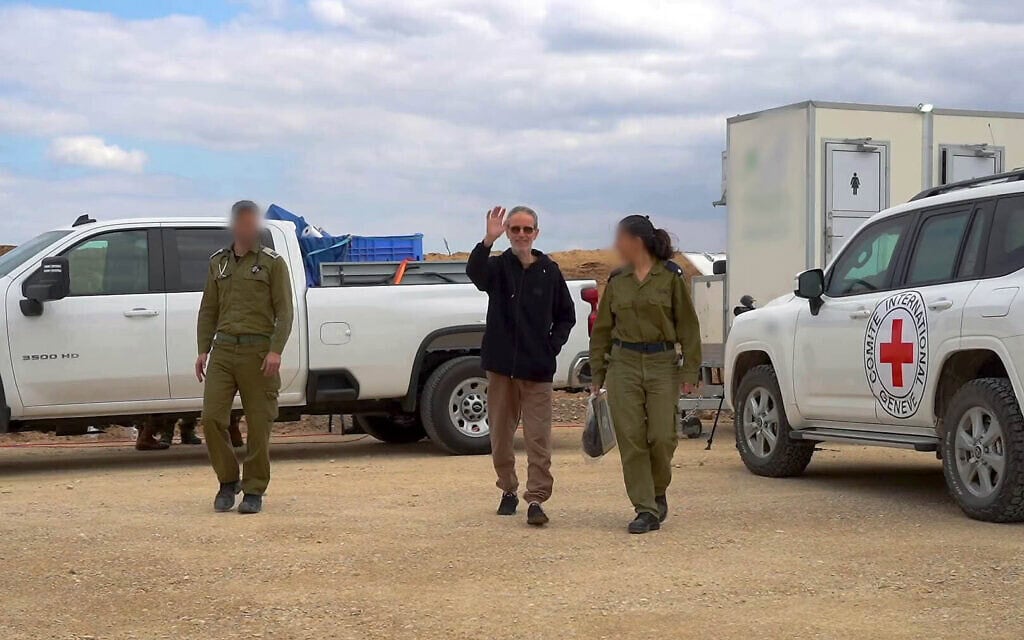החטוף ששוחרר אוהד בן עמי מנופף בזמן ההעברה לצה"ל מידי הצלב האדום. 8 בפברואר 2025 (צילום: צילומסך מסרטון דובר צה״ל) החטוף ששוחרר אוהד בן עמי מנופף בזמן ההעברה לצה"ל מידי הצלב האדום. 8 בפברואר 2025 (צילום: צילומסך מסרטון דובר צה״ל)