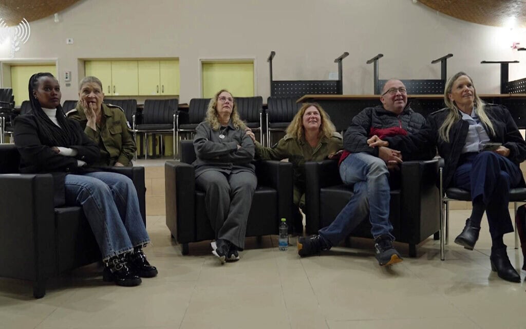 משפחותיהם של טל שהם ואברה מנגיסטו צופות ברגעי ההעברה לידי צה"ל, 22 בפברואר 2025 (צילום: צילום מסך) משפחותיהם של טל שהם ואברה מנגיסטו צופות ברגעי ההעברה לידי צה"ל, 22 בפברואר 2025 (צילום: צילום מסך)