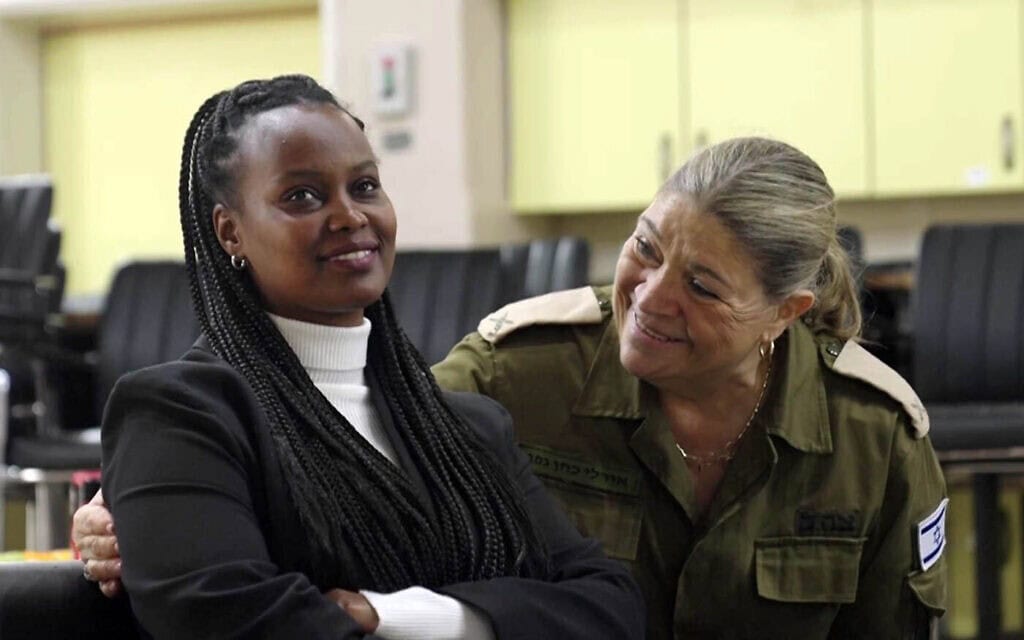 משפחתו של אברה מנגיסטו צופה ברגעי השחרור, ברגעי ההעברה לידי צה"ל, 22 בפברואר 2025 (צילום: צילום מסך) משפחתו של אברה מנגיסטו צופה ברגעי השחרור, ברגעי ההעברה לידי צה"ל, 22 בפברואר 2025 (צילום: צילום מסך)
