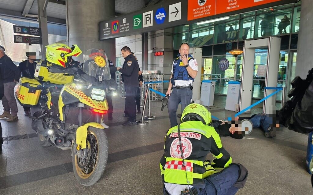 זירת פיגוע דקירה בתחנה המרכזית בחיפה. 3 במרץ 2025 (צילום: דוברות מד״א) זירת פיגוע דקירה בתחנה המרכזית בחיפה. 3 במרץ 2025 (צילום: דוברות מד״א)