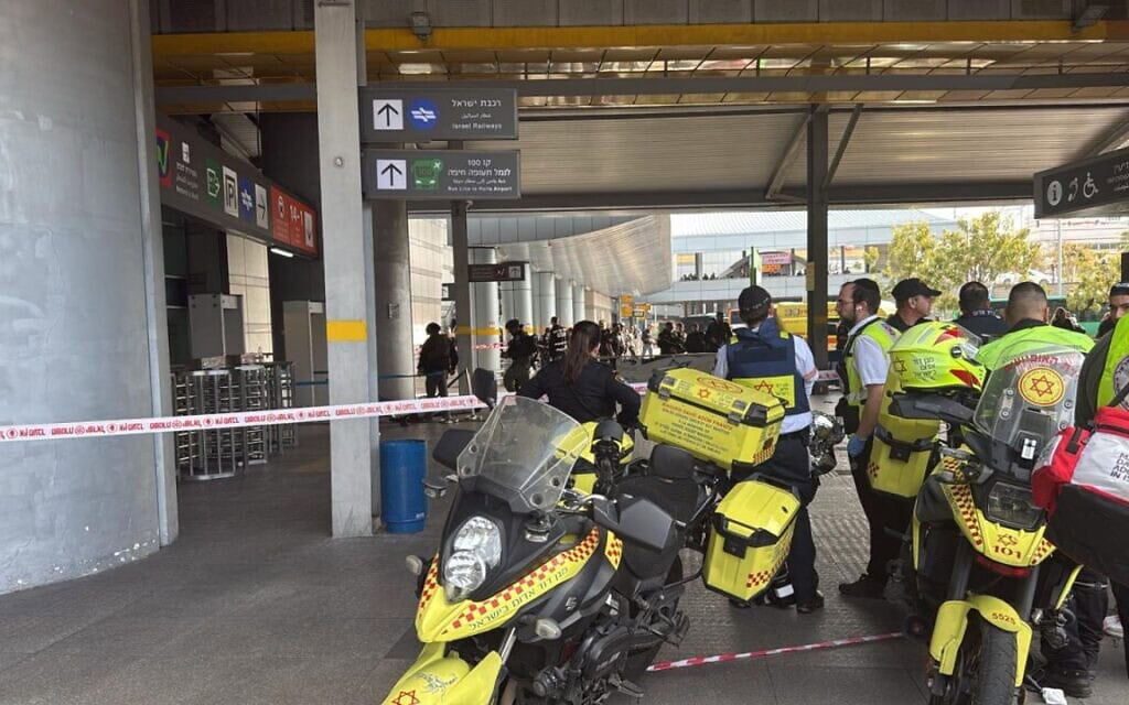 זירת פיגוע דקירה בתחנה המרכזית בחיפה. 3 במרץ 2025 (צילום: דוברות מד״א) זירת פיגוע דקירה בתחנה המרכזית בחיפה. 3 במרץ 2025 (צילום: דוברות מד״א)