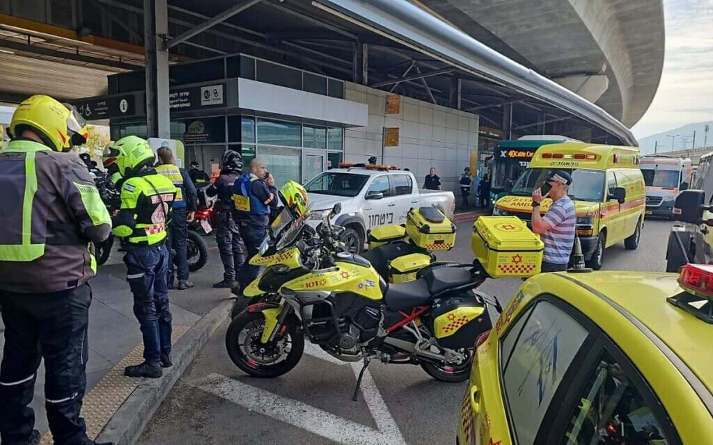זירת פיגוע דקירה בתחנה המרכזית בחיפה. 3 במרץ 2025 (צילום: דוברות מד״א) זירת פיגוע דקירה בתחנה המרכזית בחיפה. 3 במרץ 2025 (צילום: דוברות מד״א)