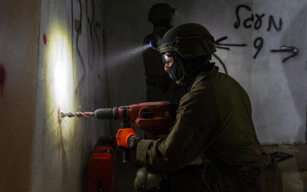 כוחות הביטחון הורסים את בית המחבל שביצע את הפיגוע בו נרצח אמנון מוכתר בקלקיליה. 12 במרץ 2025 (צילום: דובר צה״ל) כוחות הביטחון הורסים את בית המחבל שביצע את הפיגוע בו נרצח אמנון מוכתר בקלקיליה. 12 במרץ 2025 (צילום: דובר צה״ל)