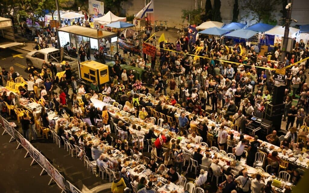 מפגינים ומשפחות החטופים קיימו ארוחת שישי במאהל המחאה מול הקריה, 14 במרץ 2025 (צילום: אילן פיגנבוים) מפגינים ומשפחות החטופים קיימו ארוחת שישי במאהל המחאה מול הקריה, 14 במרץ 2025 (צילום: אילן פיגנבוים)