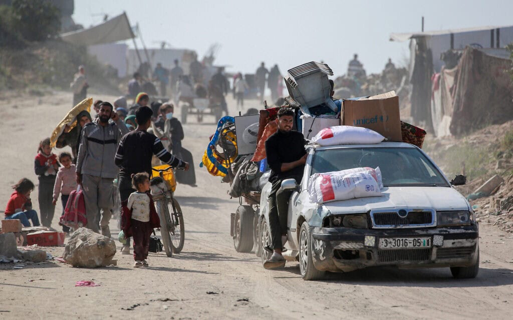 משפחות פלסטיניות נמלטות ממזרח רצועת עזה לאחר תקיפות אוויריות ישראליות ב-18 במרץ 2025 (צילום: Bashar TALEB / AFP) משפחות פלסטיניות נמלטות ממזרח רצועת עזה לאחר תקיפות אוויריות ישראליות ב-18 במרץ 2025 (צילום: Bashar TALEB / AFP)