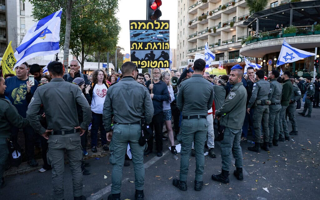 הפגנה בכיכר פריז בירושלים נגד הממשלה בקריאה להחזיר את החטופים, 19 במרץ 2025 (צילום: Menahem Kahana/AFP) הפגנה בכיכר פריז בירושלים נגד הממשלה בקריאה להחזיר את החטופים, 19 במרץ 2025 (צילום: Menahem Kahana/AFP)