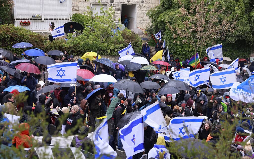 מפגינים מול מעון ראש הממשלה בירושלים נגד הלחימה בעזה, ב-20 במרץ 2025 (צילום: Menahem Kahana / AFP) מפגינים מול מעון ראש הממשלה בירושלים נגד הלחימה בעזה, ב-20 במרץ 2025 (צילום: Menahem Kahana / AFP)