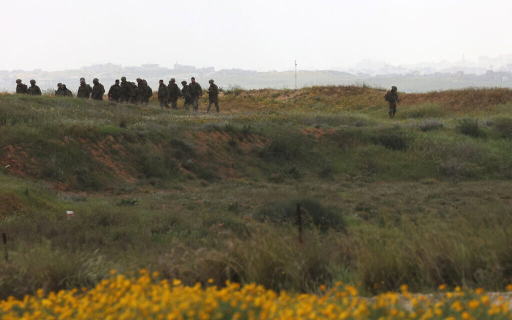 חיילי צה"ל בגבול של ישראל עם רצועת עזה, 20 במרץ 2025 (צילום: GIL COHEN-MAGEN / AFP) חיילי צה"ל בגבול של ישראל עם רצועת עזה, 20 במרץ 2025 (צילום: GIL COHEN-MAGEN / AFP)