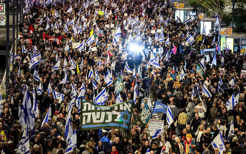 מפגינים מוחים מחוץ לקריה בתל אביב בקריאה לשחרור החטופים, 22 במרץ 2025 (צילום: Jack GUEZ / AFP)