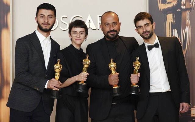 יובל אברהם, חמדאן בלאל, רחל שור ובאסל עדרה הם זוכי האוסקר לסרט התיעודי הטוב ביותר, 3 במרץ 2025 (צילום: Jordan Strauss/Invision/AP) יובל אברהם, חמדאן בלאל, רחל שור ובאסל עדרה הם זוכי האוסקר לסרט התיעודי הטוב ביותר, 3 במרץ 2025 (צילום: Jordan Strauss/Invision/AP)