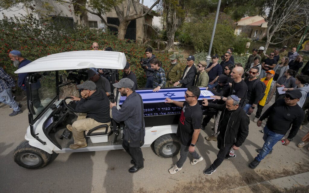 מלווים נושאים את ארונו של איציק אלגרט בהלוויה בקיבוץ ניר עוז. 3 במרץ 2025. (צילום: AP Photo/Ohad Zwigenberg) מלווים נושאים את ארונו של איציק אלגרט בהלוויה בקיבוץ ניר עוז. 3 במרץ 2025. (צילום: AP Photo/Ohad Zwigenberg)