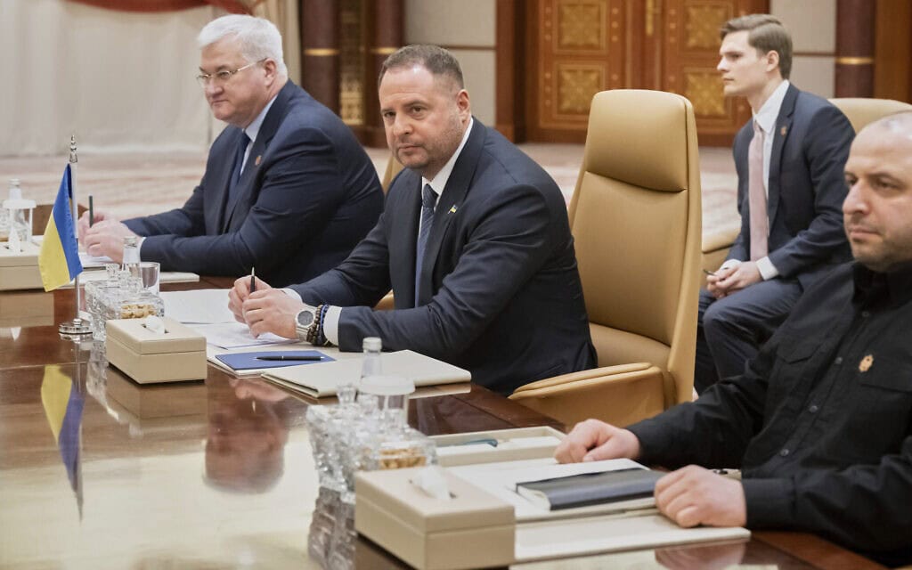 פגישת נציגי אוקראינה וארה"ב בג'דה בסעודיה. 11 במרץ 2025 (צילום: Saul Loeb/Pool Photo via AP) פגישת נציגי אוקראינה וארה"ב בג'דה בסעודיה. 11 במרץ 2025 (צילום: Saul Loeb/Pool Photo via AP)