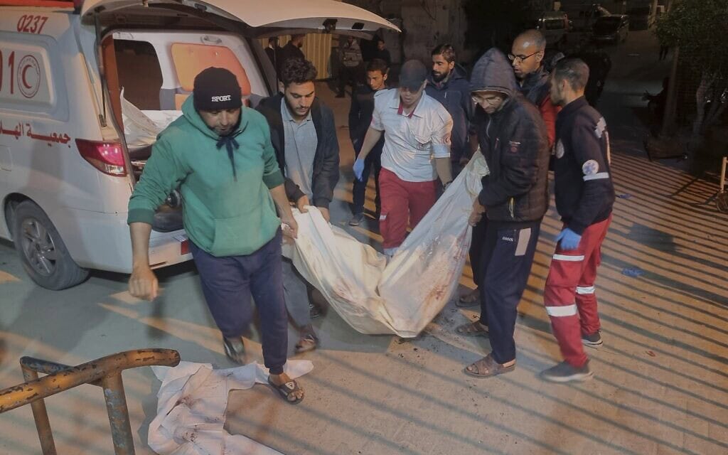 גופתו של אדם שנהרג בתקיפה של צה"ל מובאת לבית החולים בחאן יונס, דרום רצועת עזה, ביום שלישי, 18 במרץ 2025 (צילום: AP Photo/ Mohammad Jahjouh) גופתו של אדם שנהרג בתקיפה של צה"ל מובאת לבית החולים בחאן יונס, דרום רצועת עזה, ביום שלישי, 18 במרץ 2025 (צילום: AP Photo/ Mohammad Jahjouh)