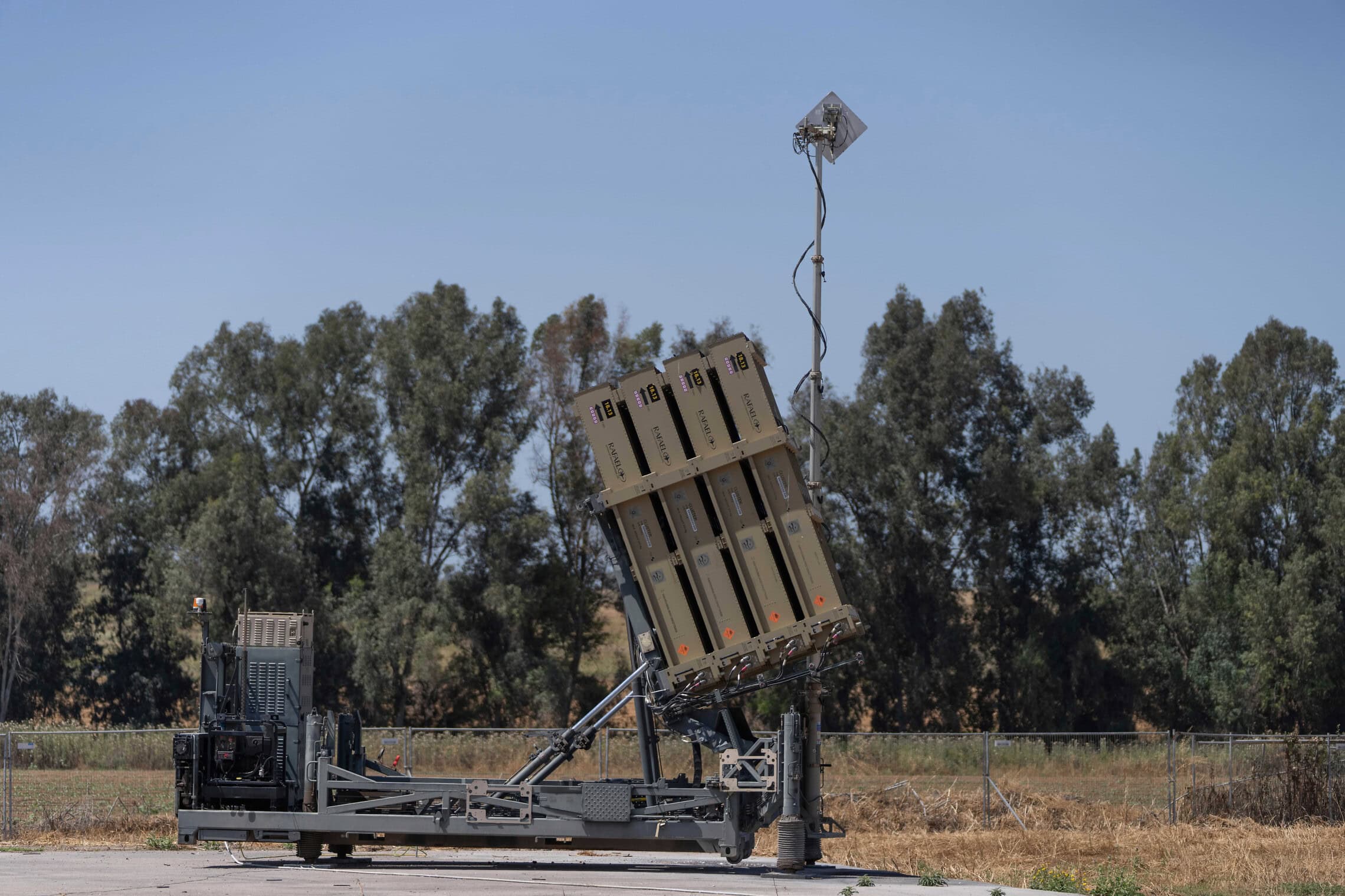 מערכת ההגנה מפני טילים כיפת ברזל מוצבת בשדרות, ישראל, רביעי, 17 באפריל ...