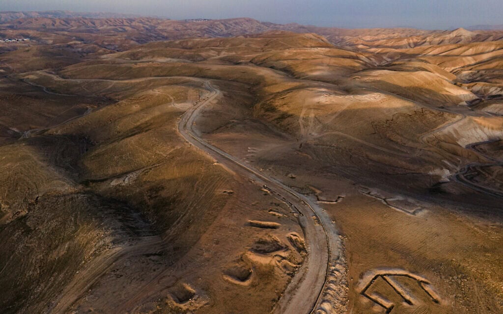 מבט על המדבר סמוך למעלה אדומים, הגדה המערבית, 26 בינואר 2021 (צילום: יניב נדב/פלאש90) מבט על המדבר סמוך למעלה אדומים, הגדה המערבית, 26 בינואר 2021 (צילום: יניב נדב/פלאש90)