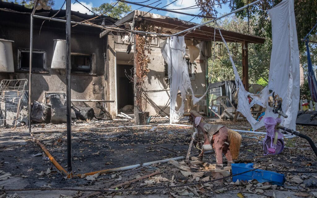 ההרס בקיבוץ ניר עוז אחרי טבח השבעה באוקטובר כפי שנראה ב-19 באוקטובר 2023 (צילום: אריק מרמור/פלאש90) ההרס בקיבוץ ניר עוז אחרי טבח השבעה באוקטובר כפי שנראה ב-19 באוקטובר 2023 (צילום: אריק מרמור/פלאש90)