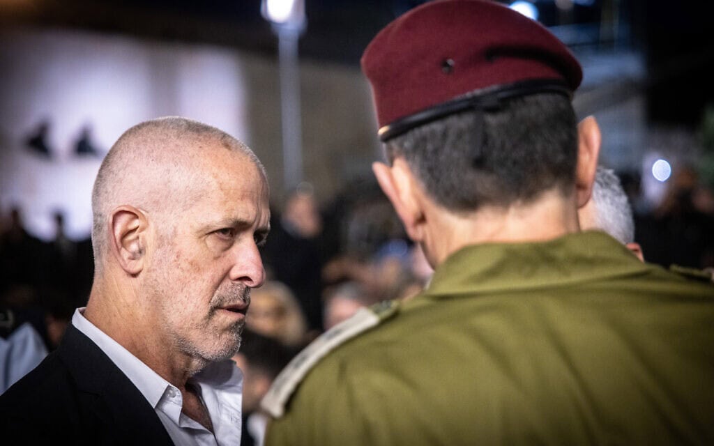 ראש שב"כ רונן בר עם הרמטכ"ל הרצי הלוי בטקס יום הזיכרון לשואה במוזאון "יד ושם", 5 במאי 2024 (צילום: חיים גולדברג/פלאש90) ראש שב"כ רונן בר עם הרמטכ"ל הרצי הלוי בטקס יום הזיכרון לשואה במוזאון "יד ושם", 5 במאי 2024 (צילום: חיים גולדברג/פלאש90)