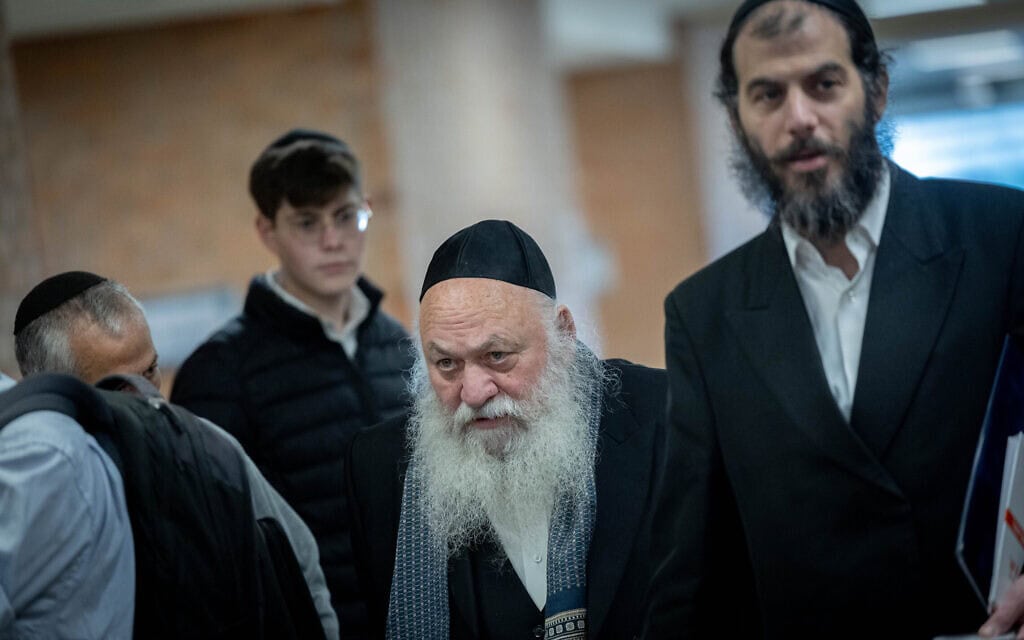 יצחק גולדקנופף (במרכז) ומוטי בבצ'יק (מימין) במשכן הכנסת, 11 בנובמבר 2024 (צילום: יונתן זינדל/פלאש90) יצחק גולדקנופף (במרכז) ומוטי בבצ'יק (מימין) במשכן הכנסת, 11 בנובמבר 2024 (צילום: יונתן זינדל/פלאש90)
