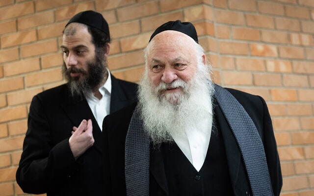 שר הבינוי והשיכון יצחק גולדקנופף וראש המטה שלו מוטי בבצ'יק בכנסת, 17 בפברואר 2025 (צילום: חיים גולדברג/פלאש90) שר הבינוי והשיכון יצחק גולדקנופף וראש המטה שלו מוטי בבצ'יק בכנסת, 17 בפברואר 2025 (צילום: חיים גולדברג/פלאש90)